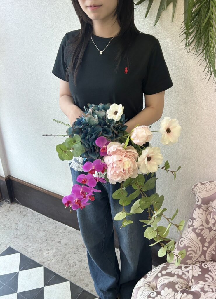 おばあちゃんへの花ギフトする孫